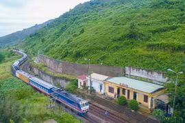 Tuyến đường sắt Bắc-Nam đã được thông tuyến đoạn qua một số tỉnh miền Trung. (Ảnh: Minh Sơn/Vietnam+)