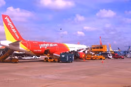 Máy bay hãng hàng không Vietjet chở thêm hàng hóa. (Ảnh: Việt Hùng/Vietnam+)