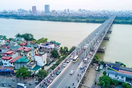 Phương tiện lưu thông trên cầu Chương Dương bắc qua sông Hồng. (Ảnh: Minh Sơn/Vietnam+)