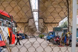 Điểm trông giữ xe ôtô dưới gầm cầu Vĩnh Tuy. (Ảnh: Minh Hiếu/Vietnam+)