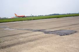 Kết cấu bêtông ximăng, bề mặt đường băng Nội Bài thường xuyên xuất hiện hư hỏng như nứt vỡ và được vá trám liên tục để đảm bảo khai thác. (Ảnh: Việt Hùng/Vietnam+)