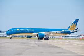Máy bay của hãng hàng không Vietnam Airlines bay từ Hàn Quốc về Việt Nam sẽ được khử trùng nhằm tránh lây lan dịch COVID-19 (Ảnh: Anh Tuấn/Vietnam+)