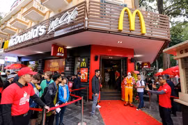 Sáng 2/12, chuỗi nhà hàng thức ăn nhanh McDonald’s chính thức khai trương nhà hàng đầu tiên tại Hà Nội. (Ảnh: Minh Sơn/Vietnam+)