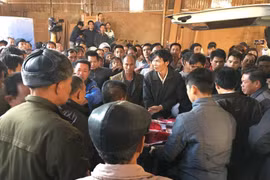 Đến trưa cùng ngày, thi thể hai nạn nhân xấu số đã được đưa về gia đình để chuẩn bị an táng (Ảnh: CTV N.Định/Vietnam+) 