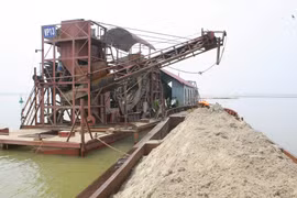 Hơn 60 chiến sỹ cảnh sát triệt phá 4 tàu cát tặc trên sông Hồng