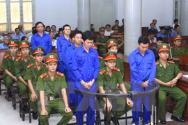 Vụ xét xử 6 nguyên cán bộ ngành đường sắt nhận hối lộ của JTC hôm 27/10. (Ảnh: TTXVN) 