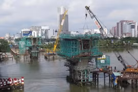 Đoạn vượt sông Sài Gòn đang được thi công khẩn trương với chiều rộng 11m, 2 trụ chính đã thành hình. (Ảnh: Hoàng Hải/TTXVN)