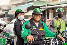 Tài xế Gojek chở khách bằng xe điện Selex. (Ảnh: PV/Vietnam+)