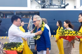 Lãnh đạo Sở Du lịch Quảng Ninh và thành phố Hạ Long tặng hoa chào đón các du khách cập Cảng tàu khách Quốc tế Hạ Long. (Ảnh: TTXVN phát)