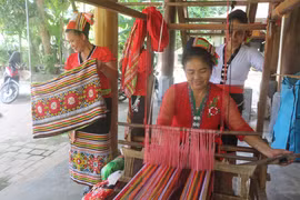 [Photo] Nghệ An bảo tồn nghề dệt thổ cẩm truyền thống gắn với du lịch