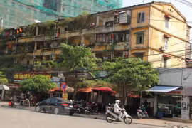 Chung cư B2 Thành Công xuống cấp nghiêm trọng. (Ảnh: Mạnh Khánh/TTXVN) 