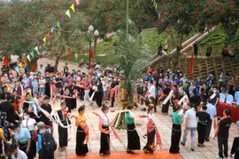 Lễ hội Kin Pang có nhiều nghi lễ, trò diễn, điệu múa, phản ánh quan niệm tín ngưỡng, tư duy sáng tạo của người Thái đen ở Than Uyên. (Ảnh: Đinh Thùy/TTXVN)