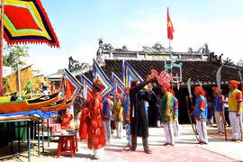 Lễ Khao lề thế lính Hoàng Sa nhằm tái hiện, khắc họa hình ảnh đội hùng binh Hoàng Sa năm xưa vâng lệnh vua dong thuyền ra đo đạc thủy trình, xác lập chủ quyền biển đảo thiêng liêng của Tổ quốc. (Ảnh: Phước Ngọc/TTXVN) 