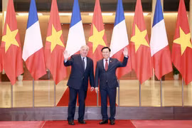 Chủ tịch Quốc hội Vương Đình Huệ và Chủ tịch Thượng viện Cộng hòa Pháp Gérard Larcher chụp ảnh chung. (Ảnh: Doãn Tấn/TTXVN) 
