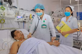 Bác sỹ thăm khám cho bệnh nhân sau phẫu thuật. (Ảnh: TTXVN phát)