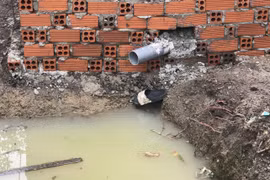 Bé trai lớp 1 đuối nước thương tâm sau khi ngã xuống hố sau nhà. (Ảnh: TTXVN phát)