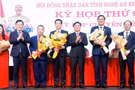 Bí thư Tỉnh ủy, Chủ tịch Hội đồng Nhân dân tỉnh Nghệ An Thái Thanh Quý và Phó Bí thư Tỉnh ủy, Chủ tịch UBND tỉnh Nghệ An tặng hoa chúc mừng đồng chí Hoàng Nghĩa Hiếu và các Phó Chủ tịch UBND tỉnh, các Ủy viên UBND tỉnh được HĐND tỉnh bầu. (Nguồn: Báo Nghệ