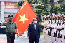 Chủ tịch nước Nguyễn Xuân Phúc duyệt dội danh dự Công an nhân dân. Ảnh: Thống Nhất/TTXVN) 