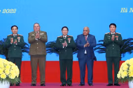 Trung tướng Vicstor Joho Ramos, Chủ nhiệm Chính trị các Lực lượng vũ trang cách mạng Cuba và Đại sứ Cuba tại Việt Nam Orlando Nicolas Hernandez Guillen trao Huân chương cao quý các loại của Nhà nước Cuba cho Đại tướng Phan Văn Giang, Bộ trưởng Bộ Quốc phò