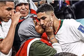 Hậu vệ Achraf Hakimi và mẹ sau trận đấu với đội tuyển Bỉ ngày 27/11. (Ảnh: Twitter/Achraf Hakimi) 