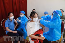 Tiêm vaccine phòng COVID-19 cho người dưới 18 tuổi tại Nghệ An. (Ảnh: Bích Huệ/TTXVN) 