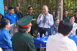 Ông Đoàn Văn Thiều (chú 4 Thiều), nhân chứng lịch sử tọa đàm ôn lại truyền thống cho tuổi trẻ TTXVN tại Bia Thông tấn xã Giải phóng. (Ảnh: Thanh Tân/TTXVN)