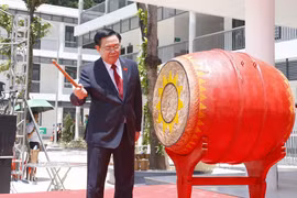 Chủ tịch Quốc hội Vương Đình Huệ đánh trống khai giảng năm học 2022-2023 tại trường THPT Kỳ Sơn. (Ảnh: Doãn Tấn/TTXVN) 