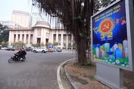 Pano mừng Đảng quang vinh, mừng xuân Nhâm Dần được bố trí phía trước trụ sở Ngân hàng Nhà nước. (Ảnh: Hoàng Hiếu/TTXVN) 
