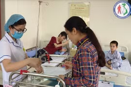 Điều trị cho bệnh nhân máu khó đông tại Viện Huyết học-Truyền máu Trung ương. (Ảnh: PV/Vietnam+)