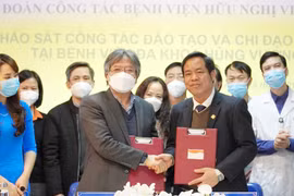 Lãnh đạo Bệnh viện Hữu nghị Việt Đức và lãnh đạo Bện viện Đa khoa Hùng Vương ký kết hợp tác chuyên môn. (Ảnh: Trung Kiên/TTXVN) 