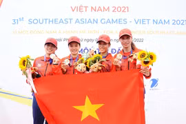 Niềm vui của vận động viên đội tuyển Việt Nam gồm Hồ Thị Lý, Lương Thị Thảo, Nguyễn Thị Giang và Phạm Thị Thảo đạt huy chương vàng trong nội dung thuyền 4 nữ hạng nhẹ chèo đôi (LW4X). (Ảnh: Minh Đức/TTXVN)