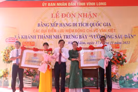 Đón nhận Bằng xếp hạng di tích quốc gia cho các địa điểm lưu niệm Thủ tướng Võ Văn Kiệt. (Ảnh: Lê Thúy Hằng/TTXVN)