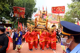 Lễ nghinh thần, rước sắc phong và Bằng công nhận di tích từ Mộ Thầy về đến Dinh Thầy Thím. (Ảnh: Nguyễn Thanh/TTXVN)