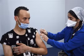 Nhân viên y tế tiêm vaccine phòng COVID-19 cho người dân tại Sale, Maroc ngày 6/1/2022. (Ảnh: THX/TTXVN) 