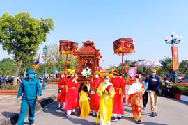 Đoàn rước kiệu đến đình Yên Giang trong lễ hội truyền thống Bạch Đằng. (Ảnh: Thanh Vân/TTXVN) 