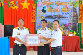 Thượng tá Tiên Quang Sự, Chủ nhiệm chính trị Lữ đoàn 146, Trưởng đoàn công tác thăm hỏi, động viên, chúc Tết và tặng quà cán bộ, chiến sỹ đảo Phan Vinh A. (Ảnh: Minh Đức/TTXVN) 