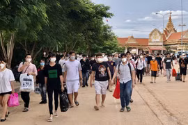 Bàn giao công dân Việt Nam từ Campuchia về nước. (Ảnh: TTXVN phát)