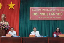 Các đại biểu chủ trì Hội nghị lần thứ 11 Ban Chấp hành Đảng bộ tỉnh khóa XI(. Nguồn: Cổng thông tin điện tử tỉnh Bến Tre) 