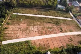 Việc siết phân lô, tách thửa để cảnh tỉnh để người dân không có tâm lý đi thu gom, mua đất nhỏ lẻ mà không quan tâm đến quy hoạch. (Nguồn: TTXVN) 