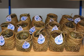 Sản phẩm ốc gác bếp được đựng trong những chiếc giỏ tre, trông khá ấn tượng. (Ảnh: Nhựt An/TTXVN) 