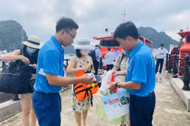 Du khách tham quan đảo Cô Tô. (Ảnh: Thanh Vân/TTXVN)