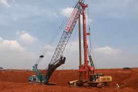 Máy móc thi công cọc khoan nhồi móng nhà ga hành khách sân bay Long Thành. (Ảnh: Công Phong/TTXVN)