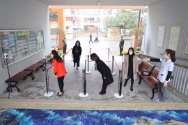 Phương án phân luồng, giãn cách khi đón học sinh tới trường được các trường tiểu học chuẩn bị chu đáo. (Ảnh: Thanh Tùng/TTXVN) 