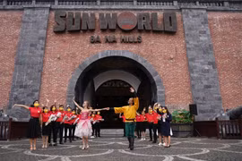 Biểu diễn nghệ thuật ngay tại cổng chào của Khu du lịch để chào đón du khách đến tham quan Sun World Ba Na Hills. (Ảnh: TTXVN phát)