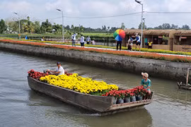 Thuyền hoa trong khu du lịch. (Ảnh: Ánh Tuyết/TTXVN)