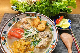 Bún riêu là một trong 29 món ăn Việt Nam du khách nhất định phải thử. (Ảnh: Mai Mai/Vietnam+) 