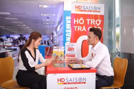 Nhân viên HD SAISON tư vấn cho khách hàng vay vốn. (Ảnh: Vietnam+) 