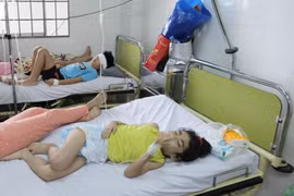 Nhiều học sinh ở Trường iSchool Nha Trang nhập viện với các trị chứng rối loạn tiêu hóa, nghi ngộ độc thực phẩm. (Ảnh: Đặng Tuấn/TTXVN) 