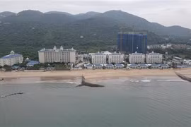 Bãi tắm tại thị trấn Phước Hải, huyện Đất Đỏ, tỉnh Bà Rịa-Vũng Tàu. (Ảnh TTXVN) 