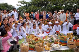 Nghi lễ cúng cầu an trong Lễ hội Katê thường niên của đồng bào Chăm Bình Thuận tại di tích Tháp Chăm Pô Sah Inư, thành phố Phan Thiết, tỉnh Bình Thuận. (Ảnh: Mạnh Linh/TTXVN)